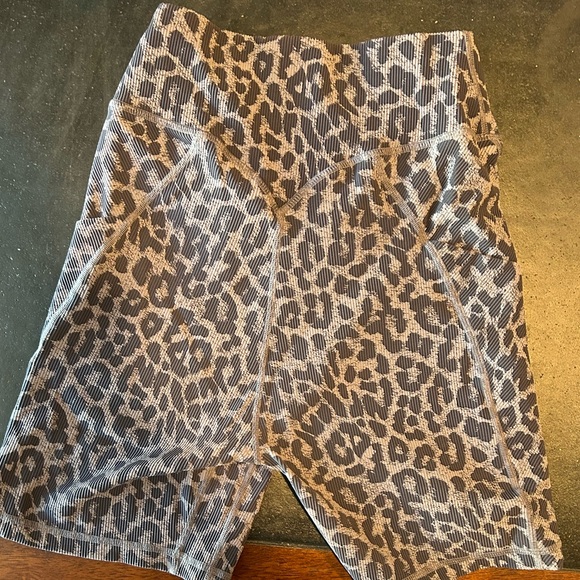 Gray and black leopard print ribbed shorts with pockets - Picture 2 of 3